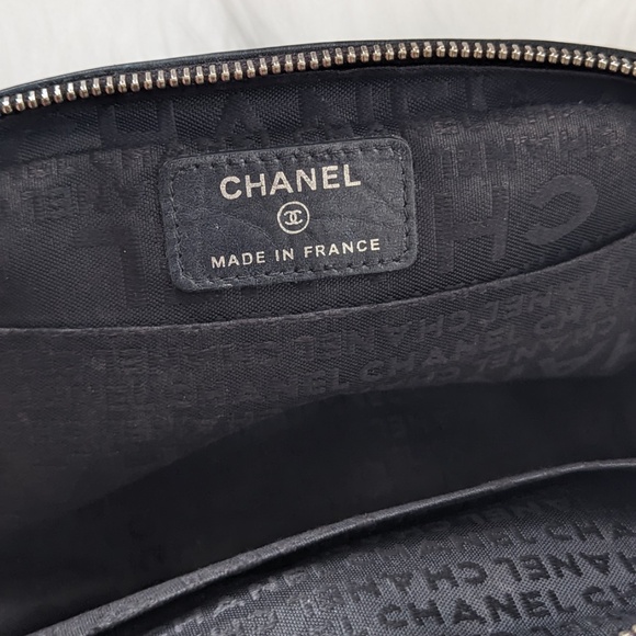 CHANEL Black Textured Quilted Cosmetic Case - Picture 5 of 6